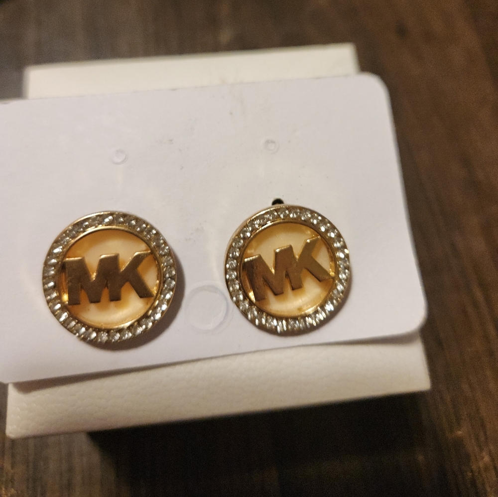BRAND NEW MICHAEL KORS STUD EARRINGS WITH 10 KARAT / WITH WHITE CRUSHED DIAMONDS